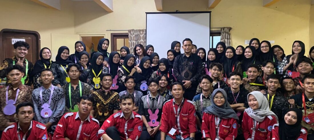 Berdiri tengah A. Bagus Aditia, S.H