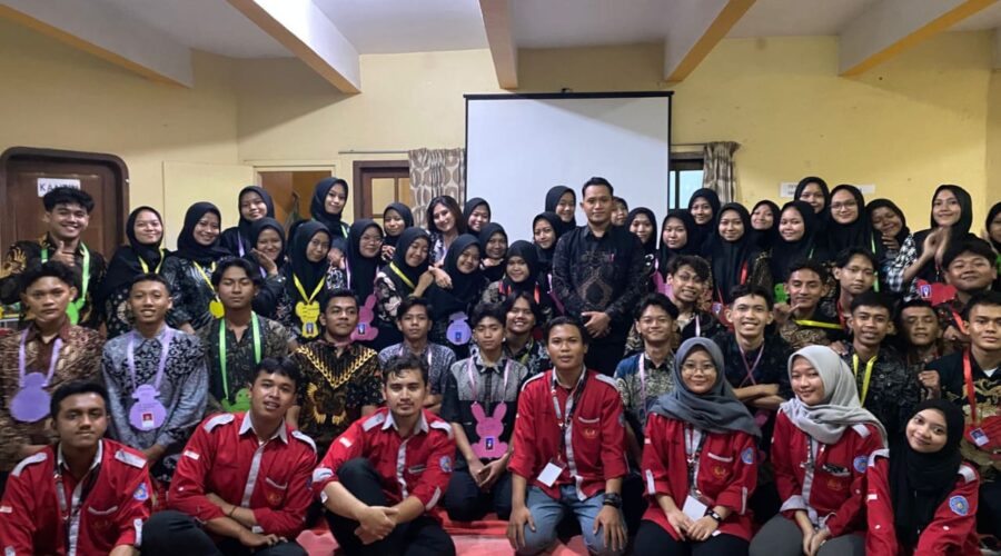 Berdiri tengah A. Bagus Aditia, S.H